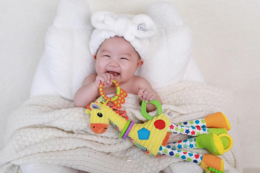 改则四个月宝宝揉眼睛